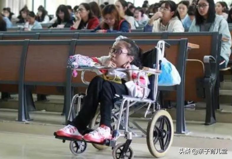 她2岁患病，如今坐着轮椅高考，607分圆梦名校，自强创造奇迹