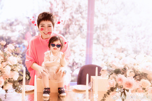 偶遇向佐一家看画展，郭碧婷素颜出镜被夸很美，小奶皇长得很可爱