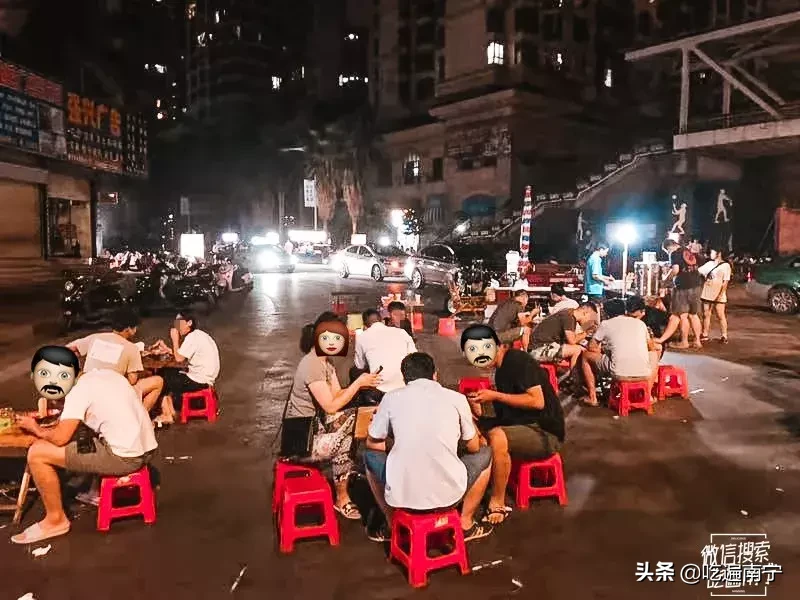 这家晚上10点半才开摊的烧鸭粉!还没开摊就有人在排队