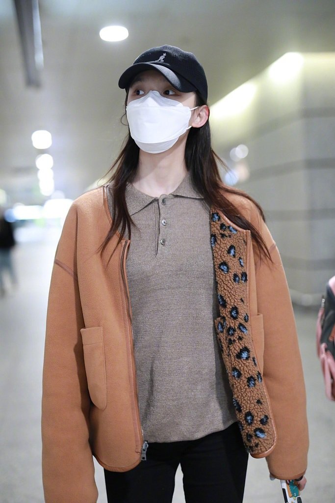 林允机场街拍秀好身材，穿羊羔绒外套搭铅笔裤，修长美腿很吸睛