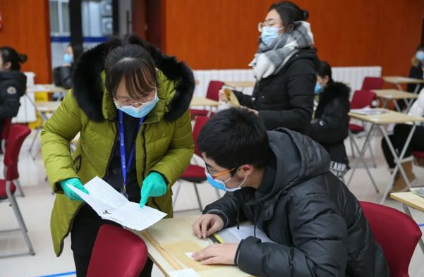 很多农村出身的大学生混得比较差，再怎么努力，也很难实现逆袭？