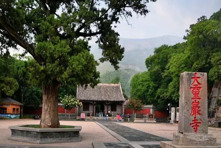 济南深山中的千年古刹灵岩寺，灵秀宝地，古迹荟萃