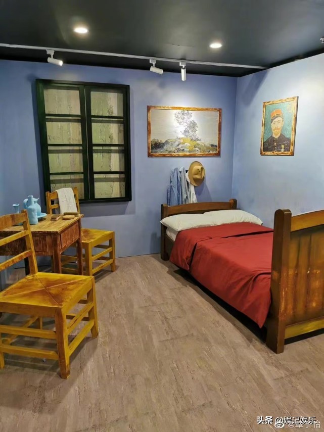 章子怡一家五口看画展，小苹果化淡妆气质出众，弟弟画画背影超萌