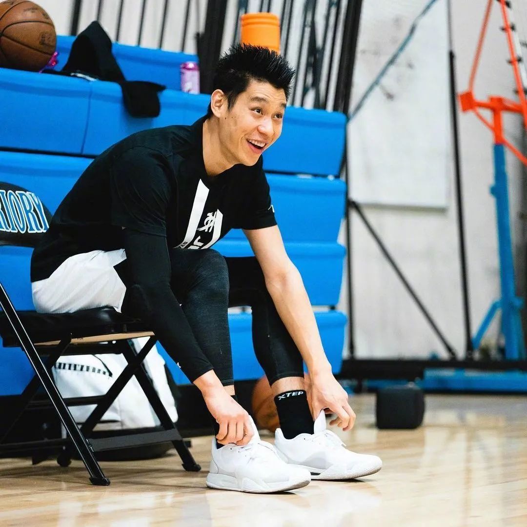 林書豪為什么沒人要nba（NBA沒人要？簽名鞋被一拖再拖？林書豪的生涯真正跌倒了谷底？）