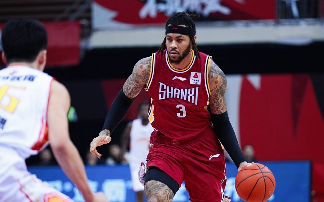 为什么看cba教练骂球员（CBA赛场火爆一幕！主教练不满外援防守追着骂：你TM什么东西）