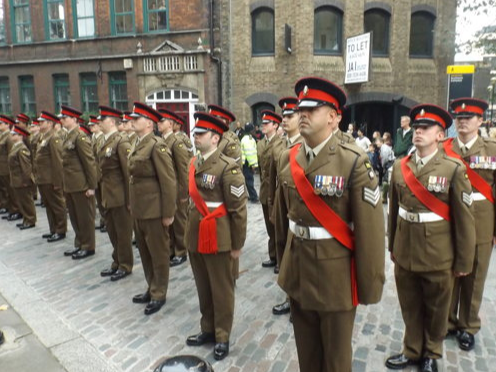 区别看待：英国陆军没有皇家封号，所属部队的皇家封号一抓一大把