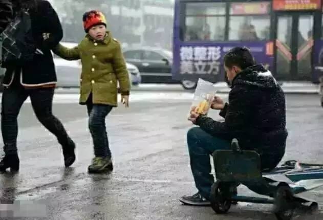 生活所迫下的心酸无奈：为了生存，不得不做出的选择
