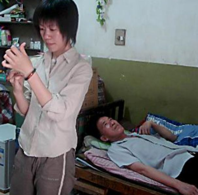 黄来女出身寒门，763分考上武大，背着瘫痪父亲上学，后来怎样了