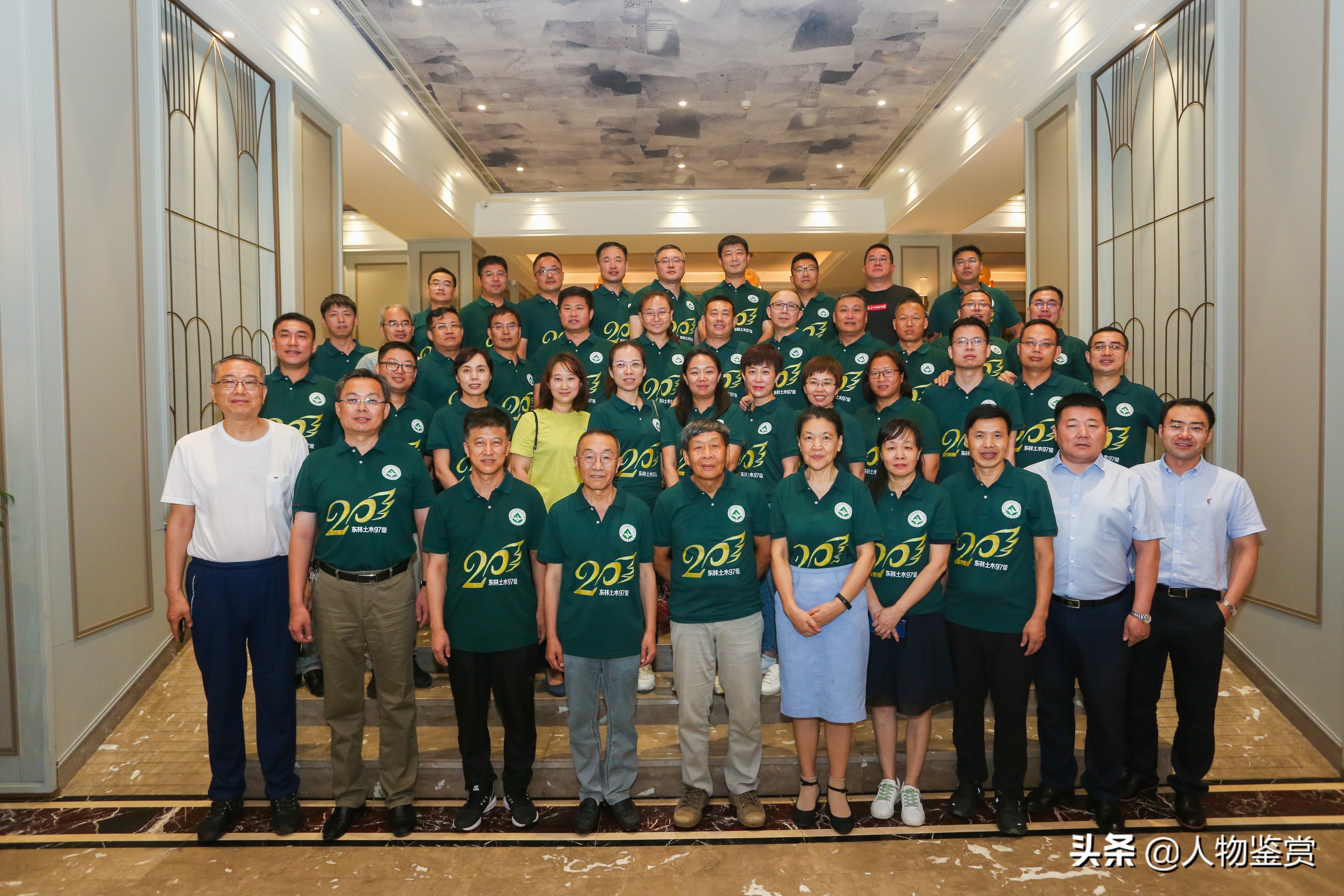 2001届大学毕业生赵德刚向母校东北林业大学的毕业20年述职