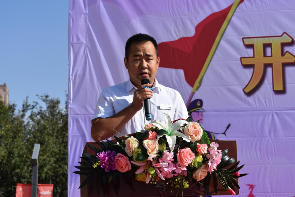 晴空无限展新途 意气风发逐梦行