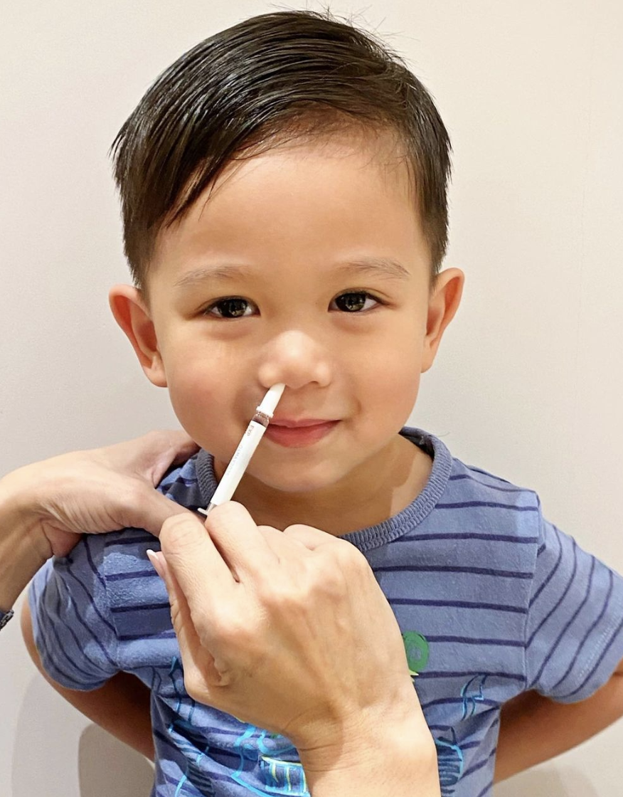 胡杏儿带长子注射疫苗，Brendan笑容帅气，自称不疼很淡定