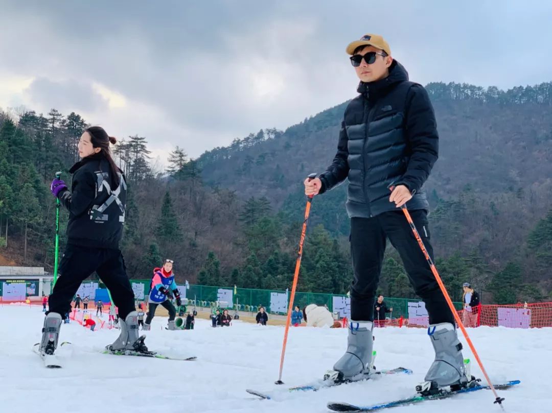 哪里滑雪便宜(滑雪很贵吗？告诉你们一个地方只要100元就可以畅滑一整天)