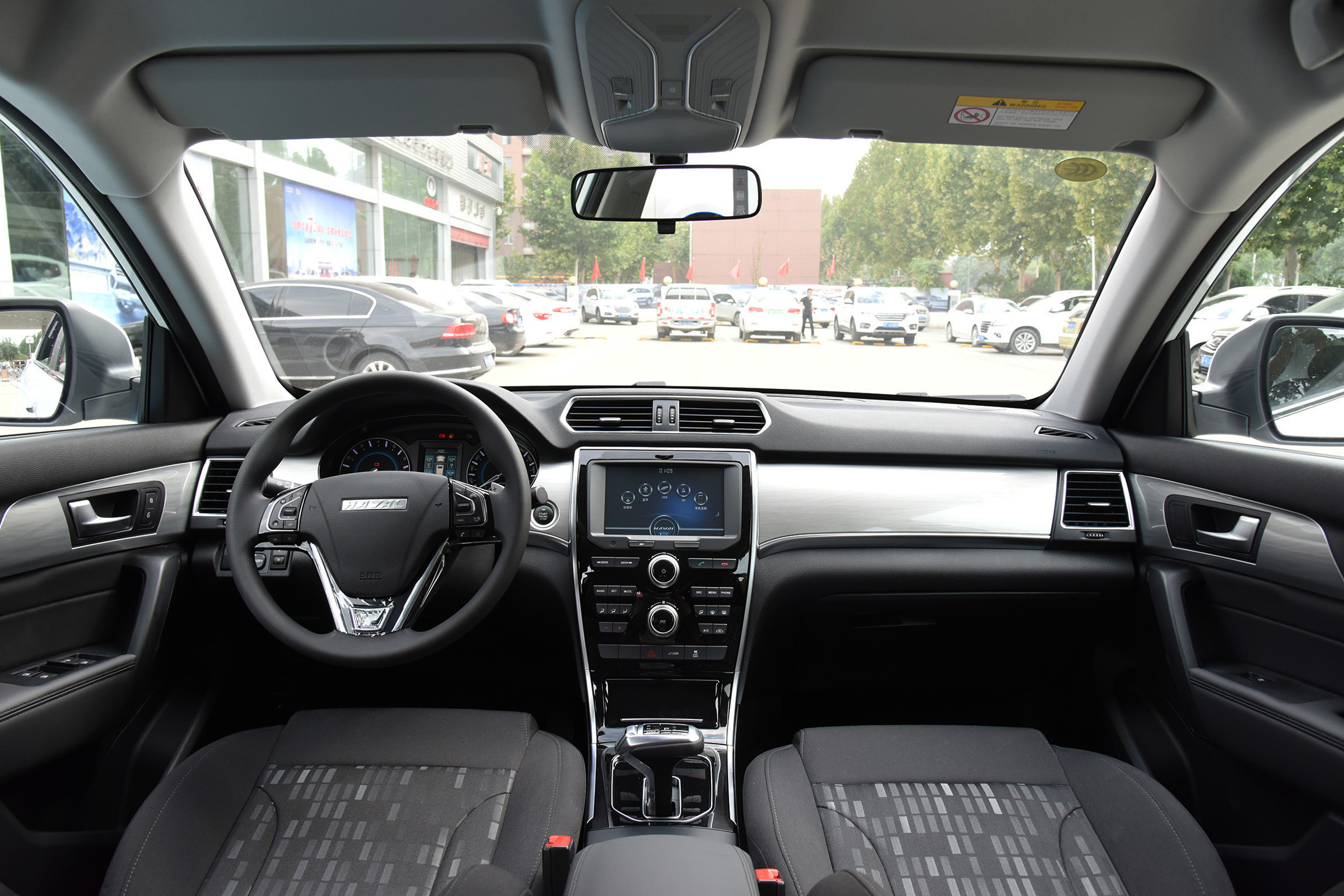 哈弗h2的内饰布局简约大方,设计也符合年轻人的审美,中控按键的位置