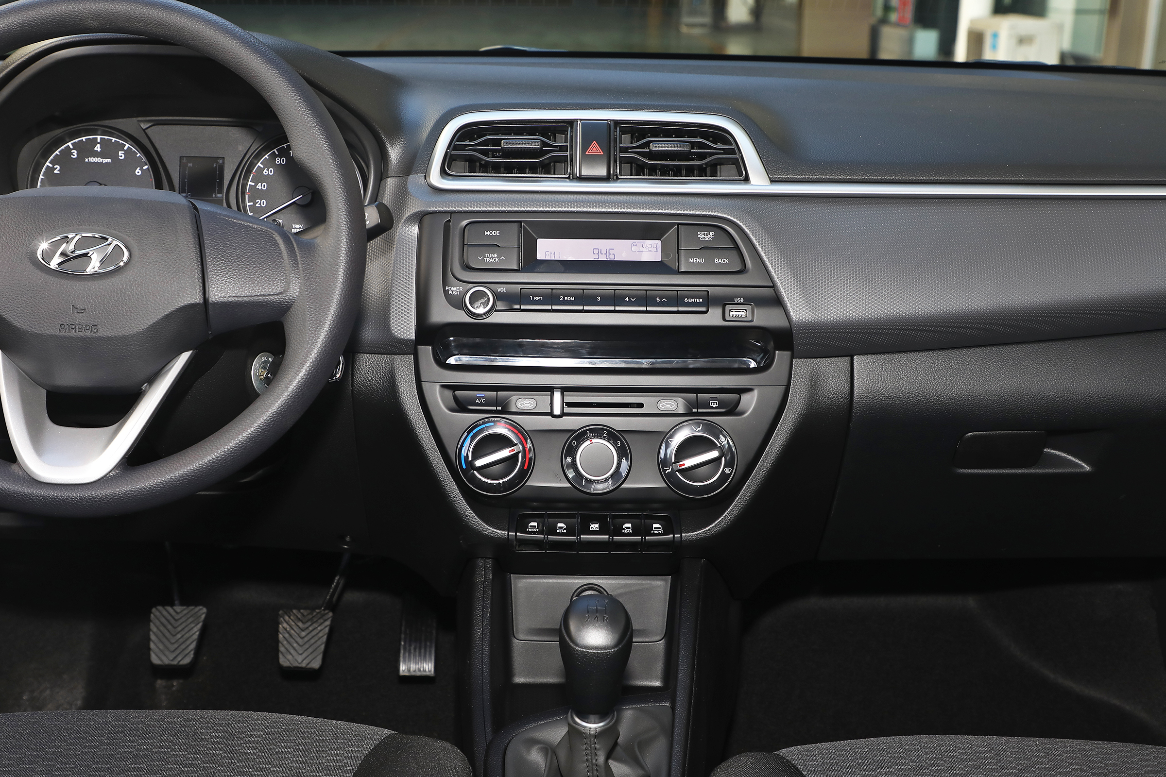 瑞纳的内饰布局简约大方,设计也符合年轻人的审美,中控按键的位置合理