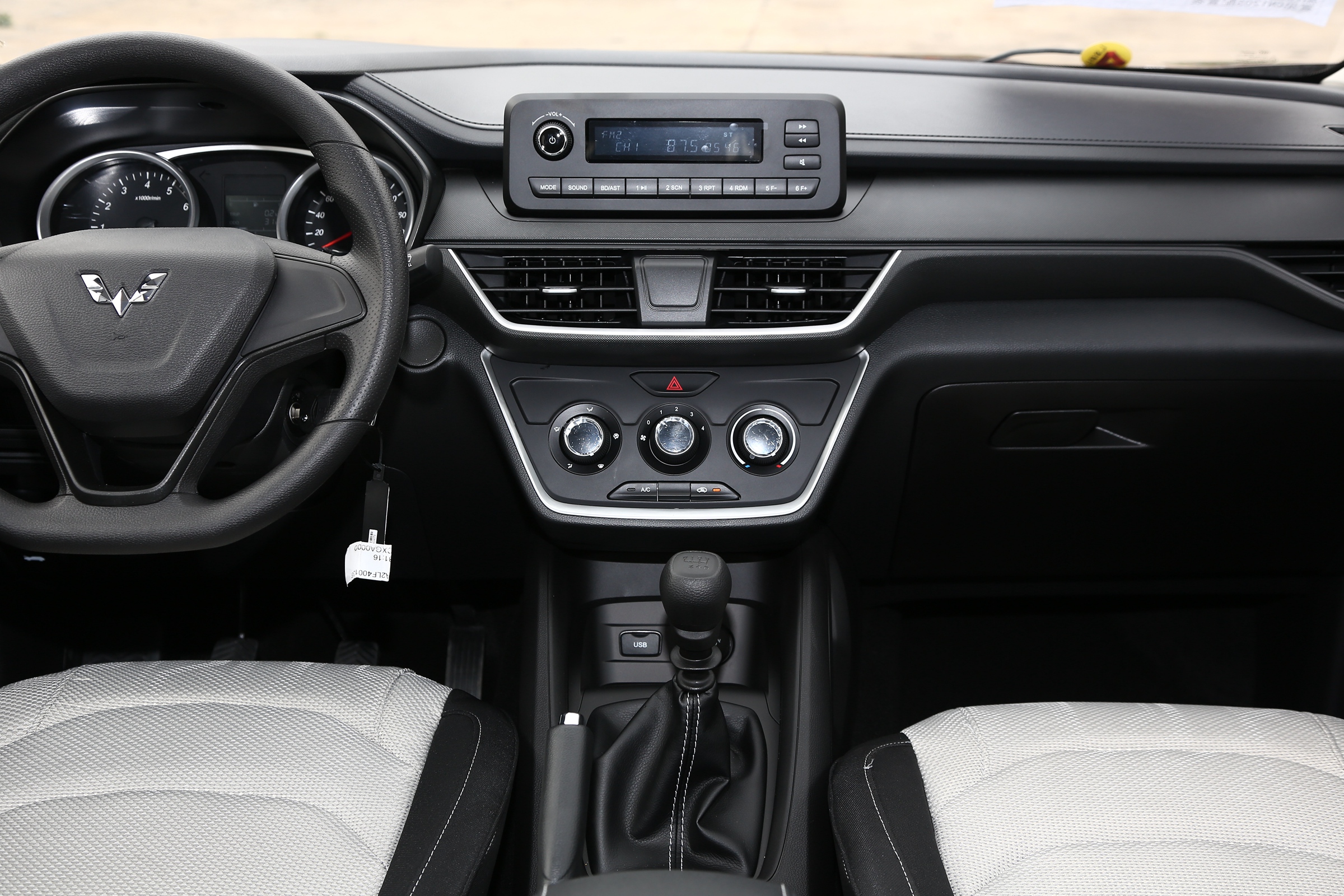 五菱宏光s3的内饰布局简约大方,设计也符合年轻人的审美,中控按键的