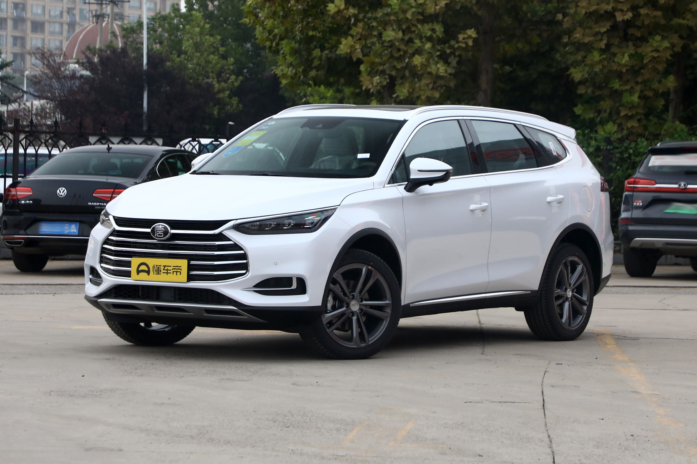 静态体验比亚迪唐,百公里综合油耗9l,售价16.58万元