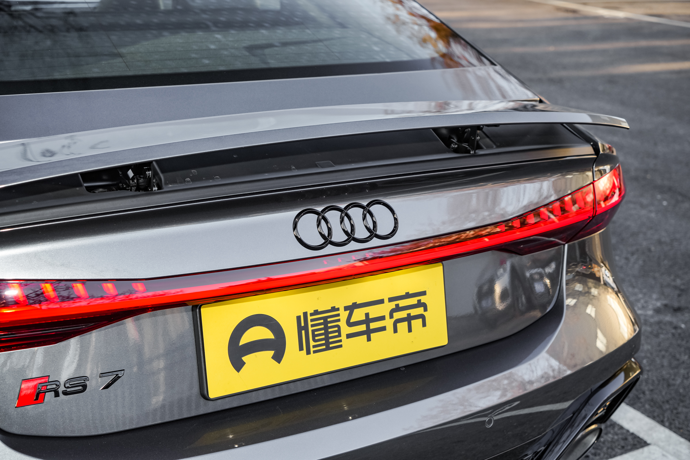 新车｜文能48V顾家，武能4.0T碾压！试驾奥迪RS 7