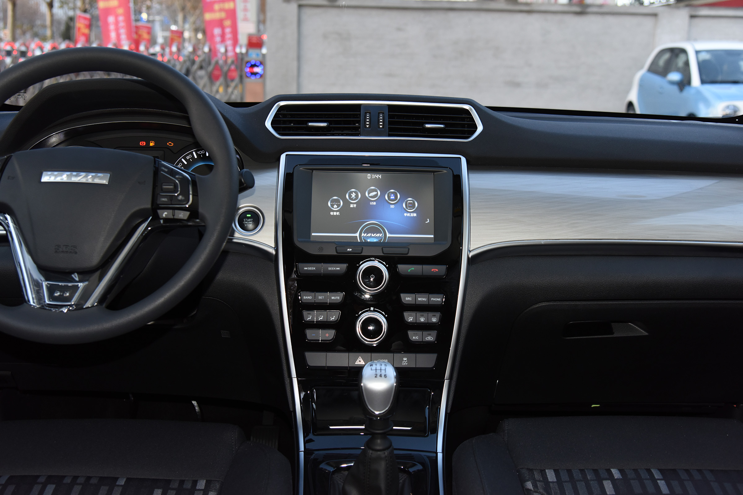 哈弗h2的内饰布局简约大方,设计也符合年轻人的审美,中控按键的位置