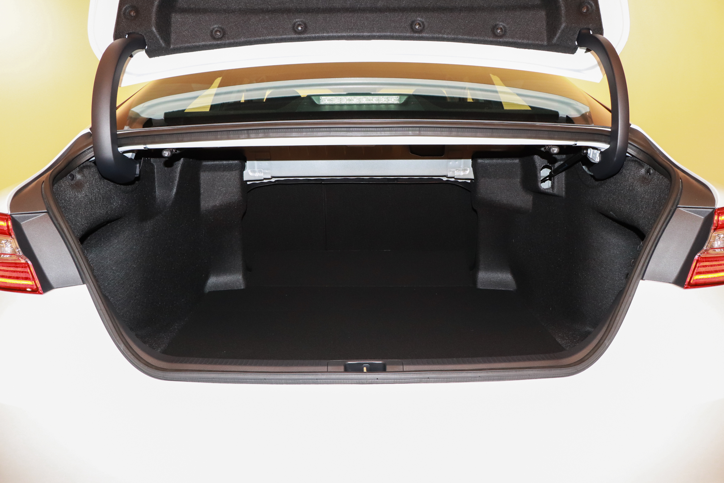 新车 | 挑战同级“销冠”有戏吗？新一代福特蒙迪欧对比丰田凯美瑞