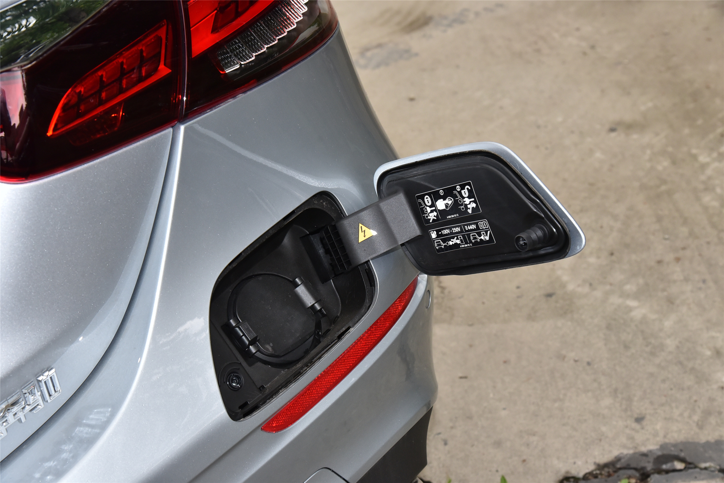 新车｜配置调整，售价保持不变，新款奔驰E级PHEV上市