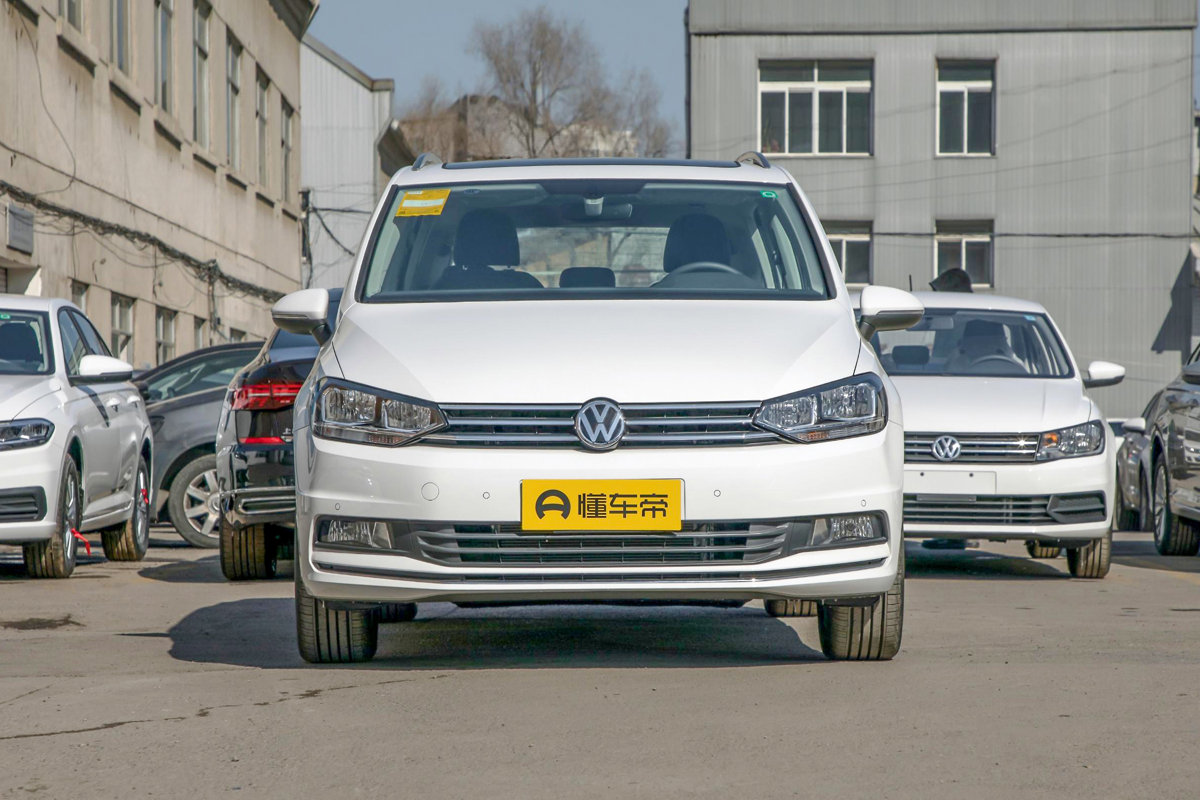 静态体验大众途安l,百公里油耗低至6l,起售价15.18万元