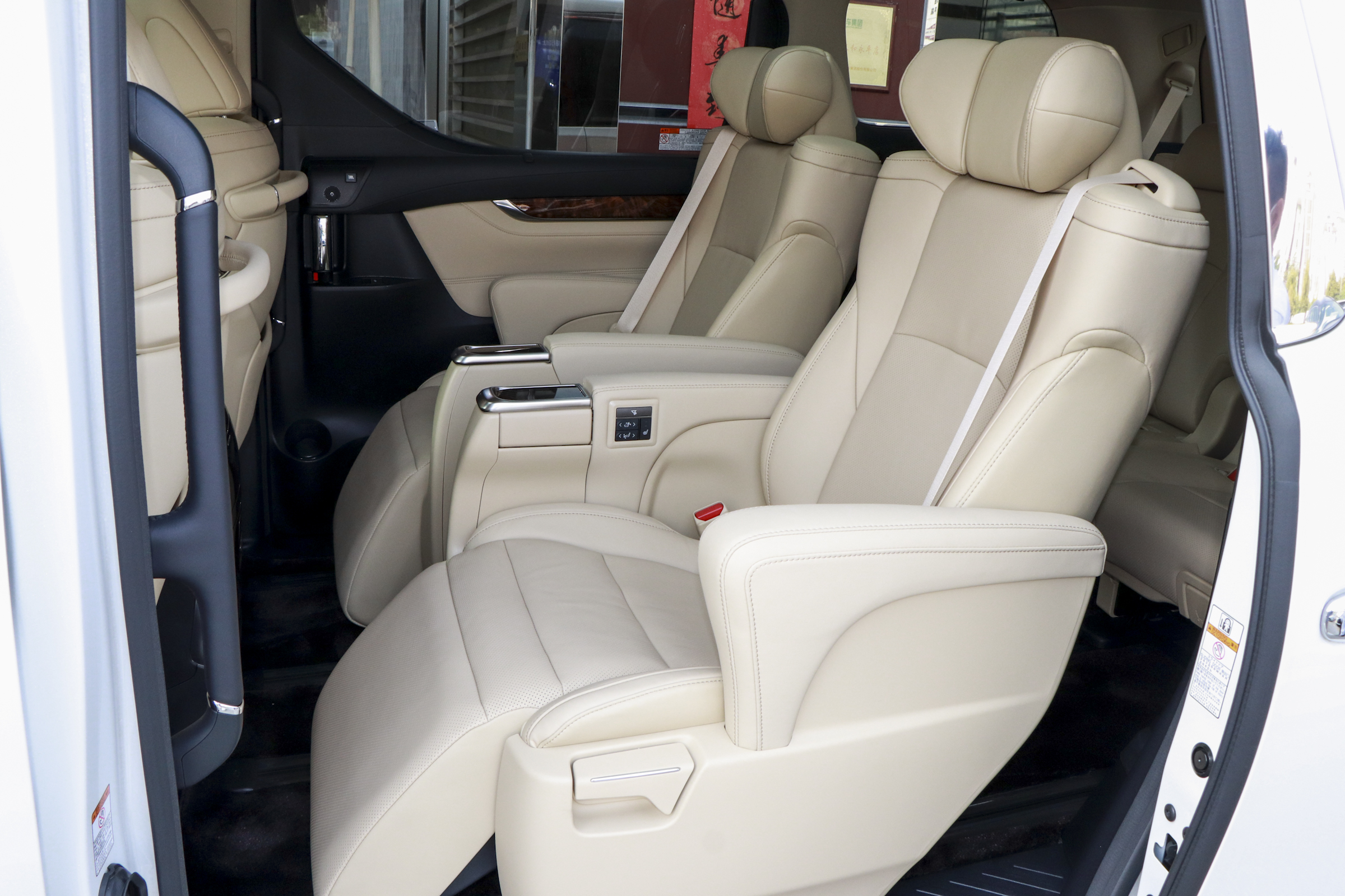 2021款丰田埃尔法上市,售83.9-92万元