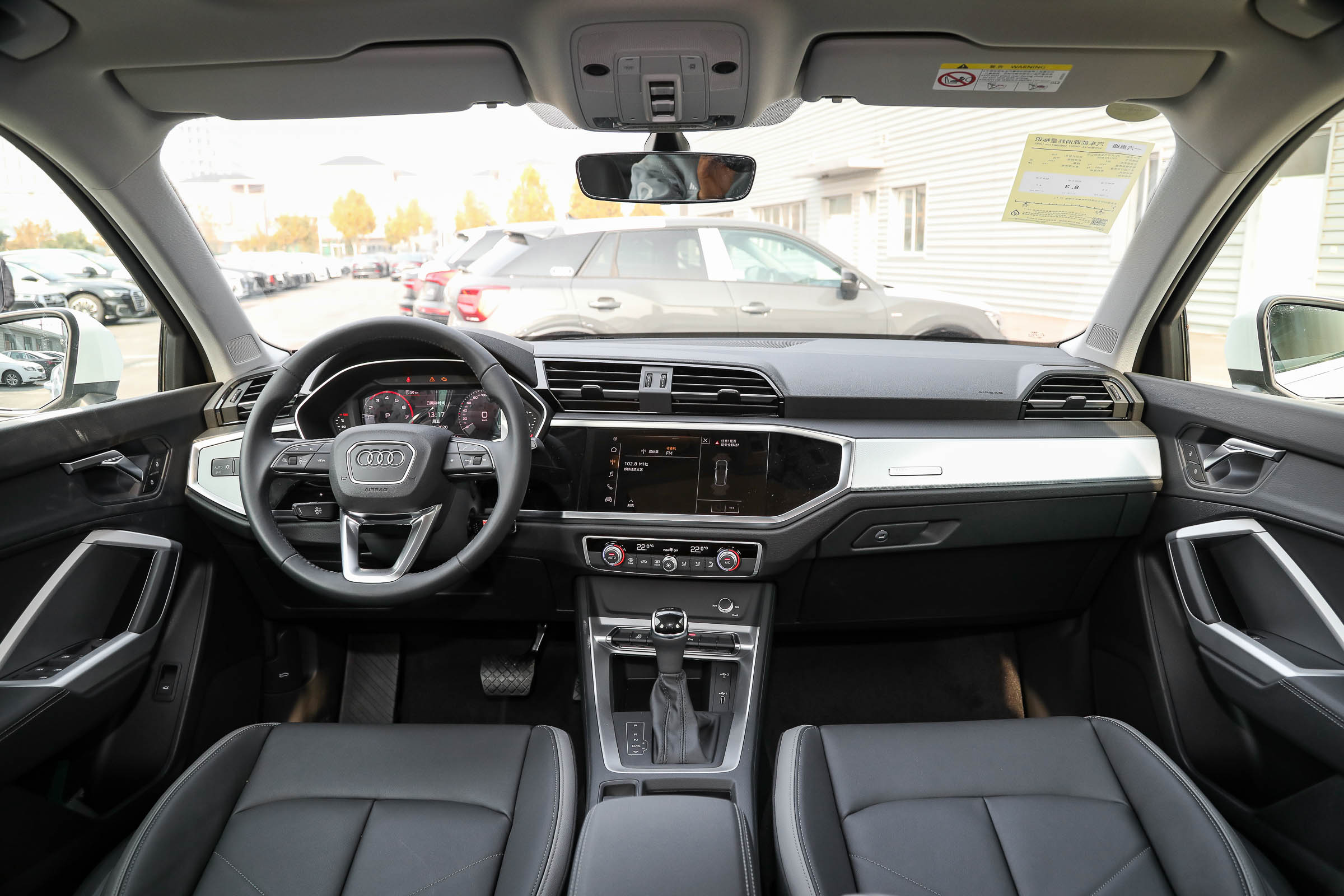 奥迪q3的内饰布局简约大方,设计也符合年轻人的审美,中控按键的位置