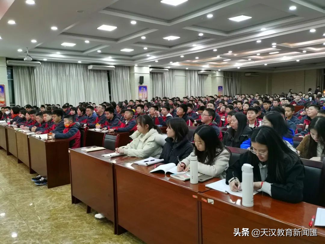 汉中市仁德学校初中部语文教研组举行《考场作文技法指导》讲座