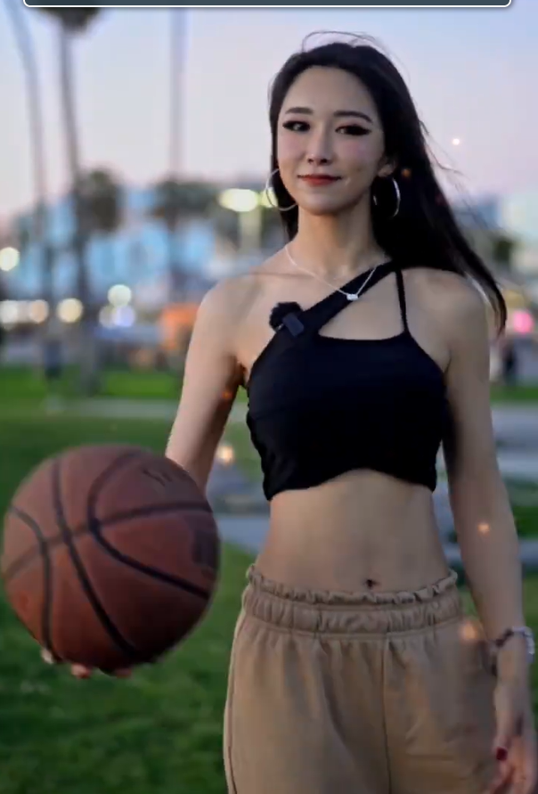 街头篮球bgm女声(NBA最美主播周玲安近照曝光，现身洛杉矶玩转街头篮球，大秀身材)