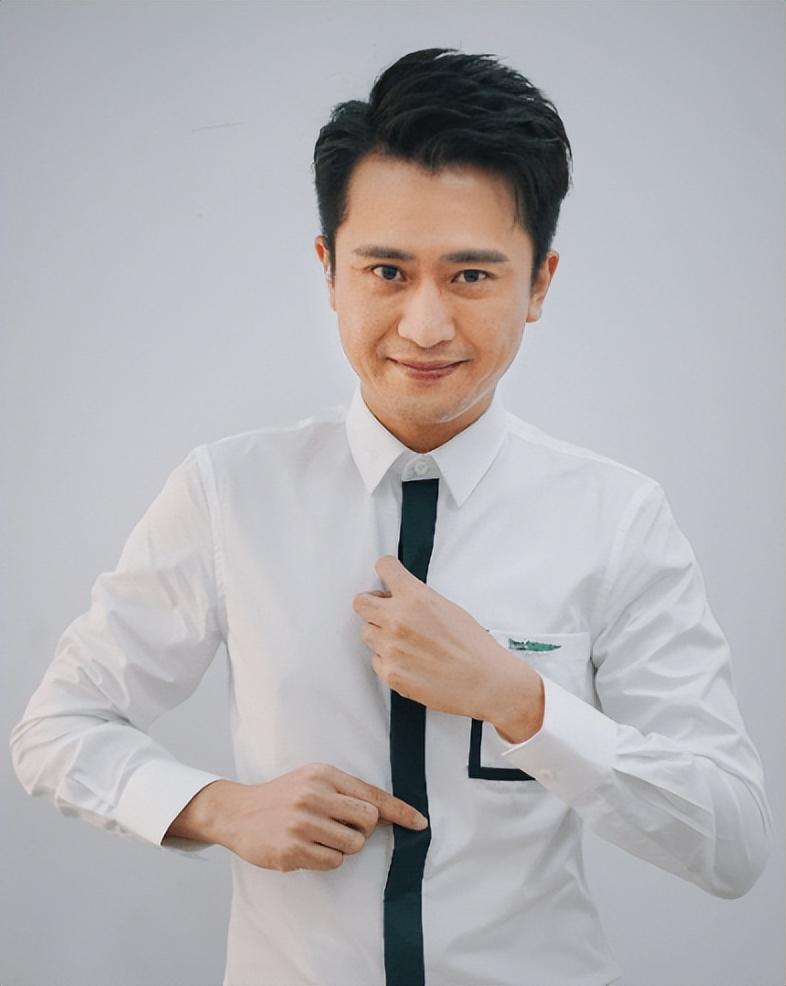 事实说明,42岁的"央视名嘴"杨帆,已经走上了另一条大道