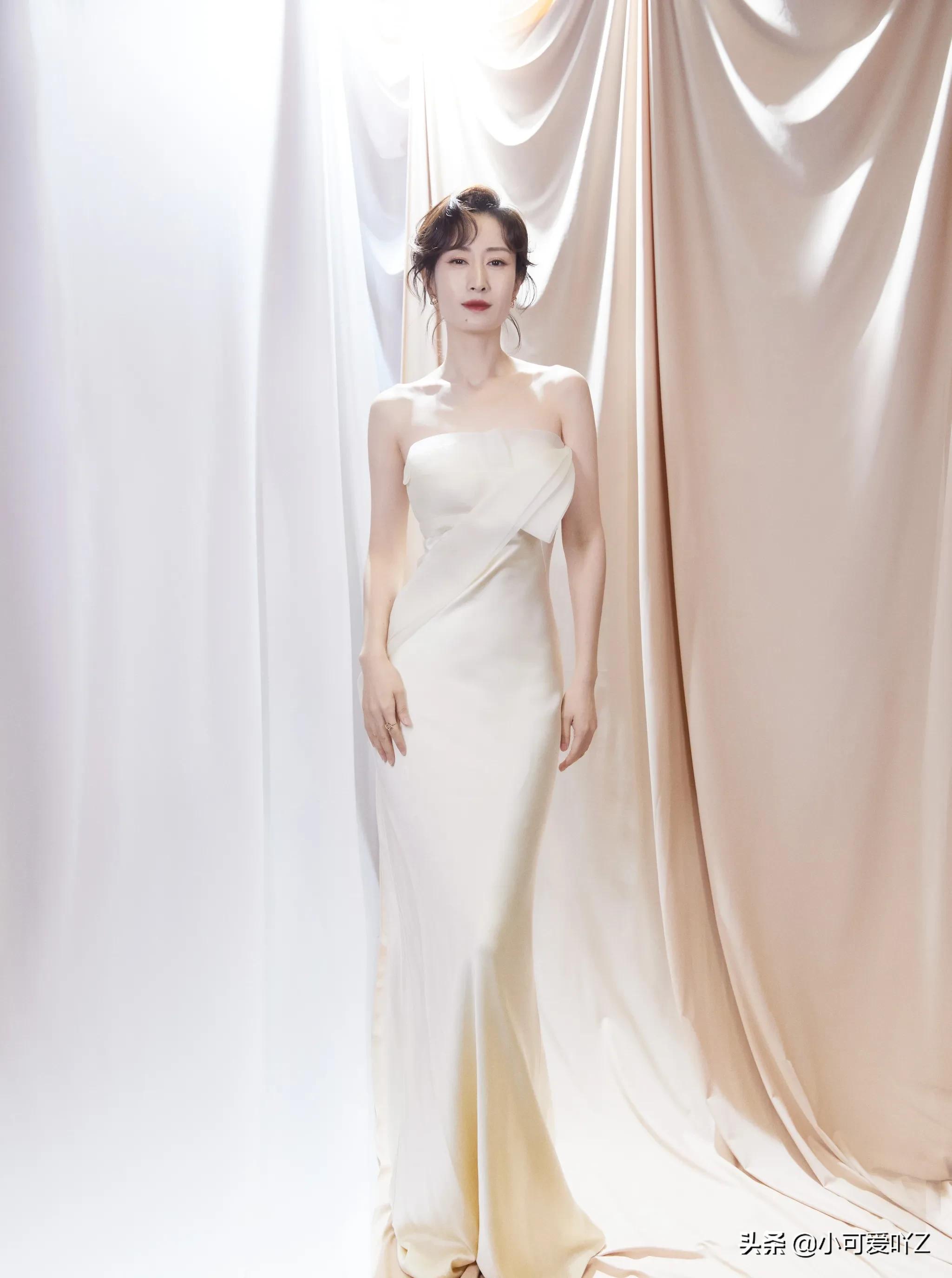 刘敏涛，裙装衬托出成熟女人的美