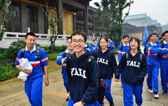 热衷于搞社团的雅礼中学，共有78人考进清北，和衡中形成鲜明对比