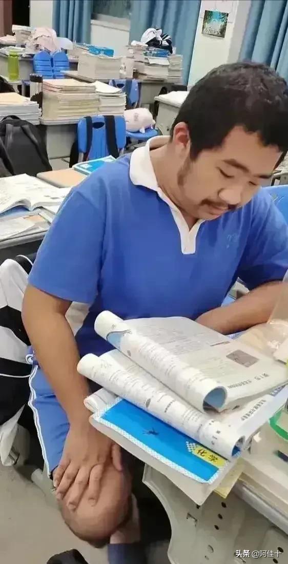 据说14岁，长了一张明星脸