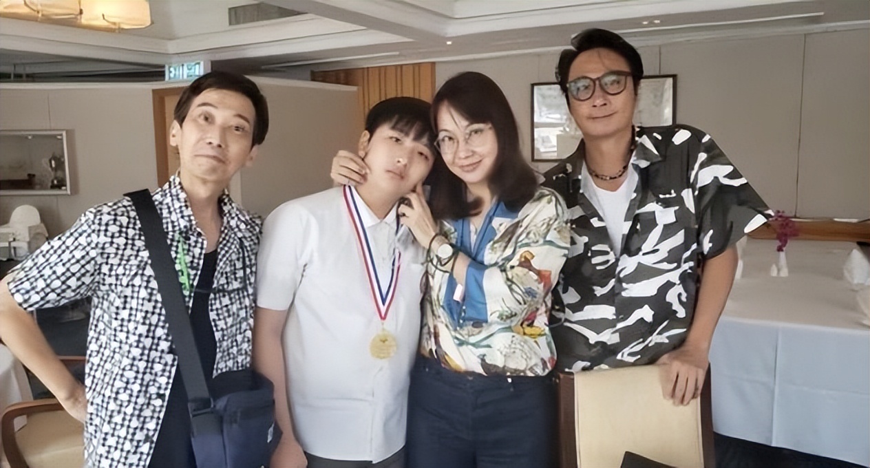 60岁吴镇宇庆祝21周年结婚纪念日，费曼晒全家福，妈妈罕见出镜