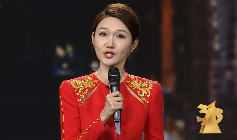 龙洋的主持风格幽默亲和,大气阳光.