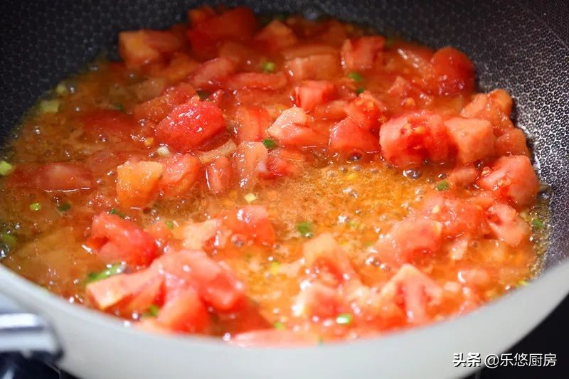 酸汤小酥肉，热热乎乎煮一锅，酸爽开胃，拌米饭能吃两碗