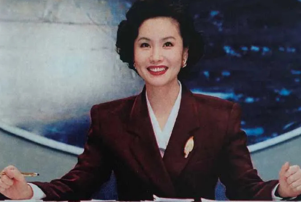 8位红极一时的央视主持人现状，61岁未婚，直播带货，身家过亿