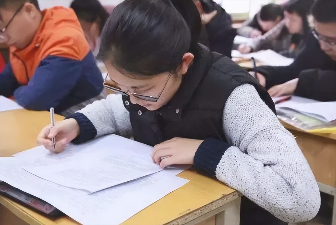 高中母亲骄傲晒儿子“学习照”，满心等表扬，却意外受嘲：不合群