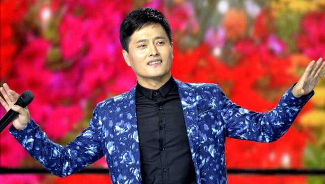 歌手云飞：落魄回乡却偶遇伯乐，成名后遭妻子离婚，今娶古典女神