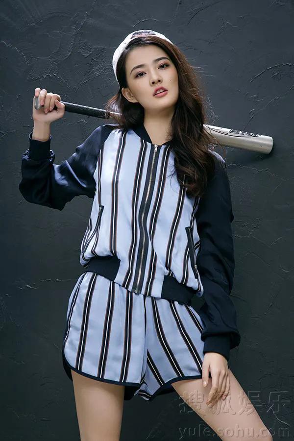 徐璐，五官精致，身姿优雅