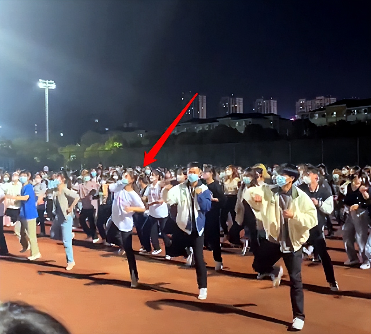 安师大“白衣小姐姐”火了，带领同学跳广场舞，却出现质疑的声音