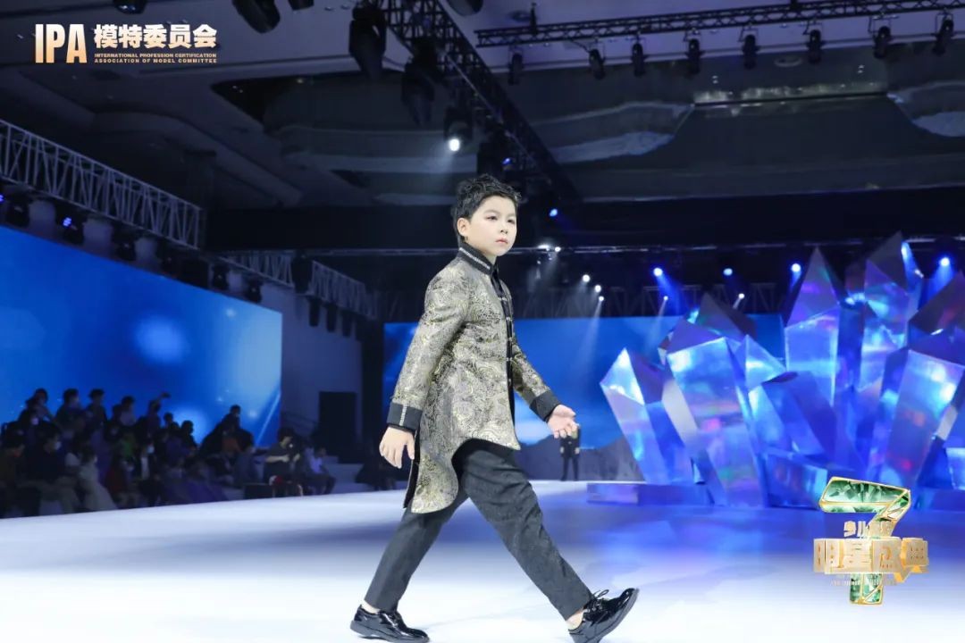 2022第七届少儿模特明星盛典 小主持人单一轩 T台风采展示