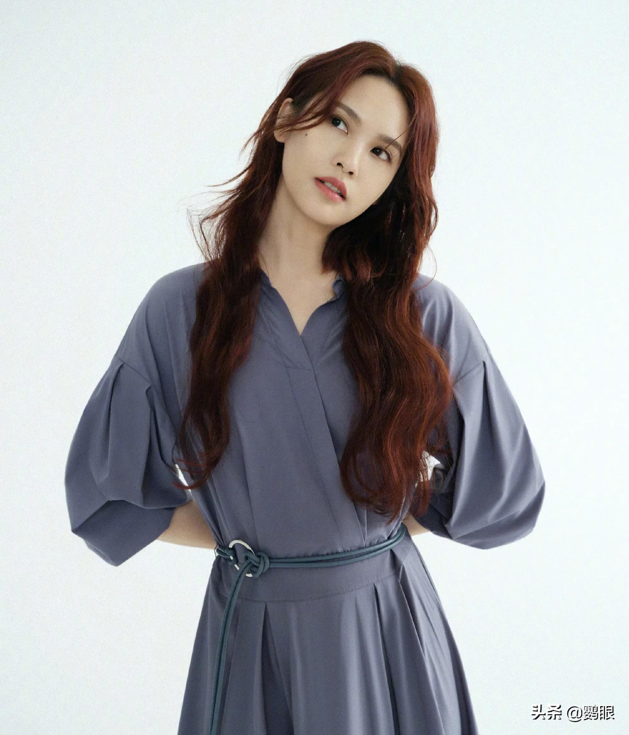 杨丞琳最新瑞丽写真，天空十分美，人更美