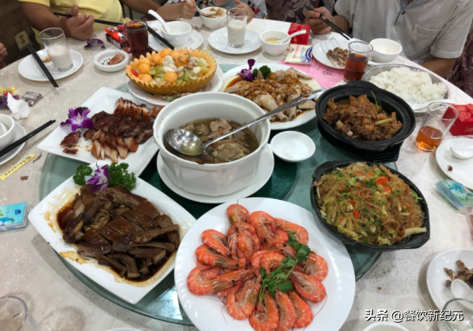 广东小伙参加婚宴,16个菜全是肉,随礼40元,网友:合适吗?