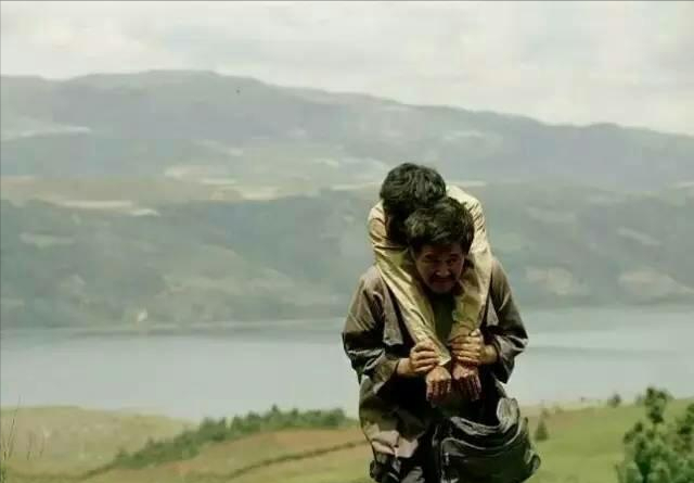 05年春节前，湖南农民工背老乡尸体还乡，遭其家属埋怨：见死不救