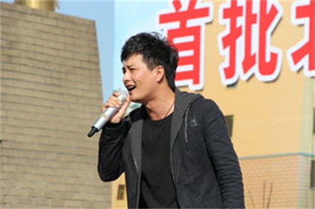 歌手云飞：落魄回乡却偶遇伯乐，成名后遭妻子离婚，今娶古典女神