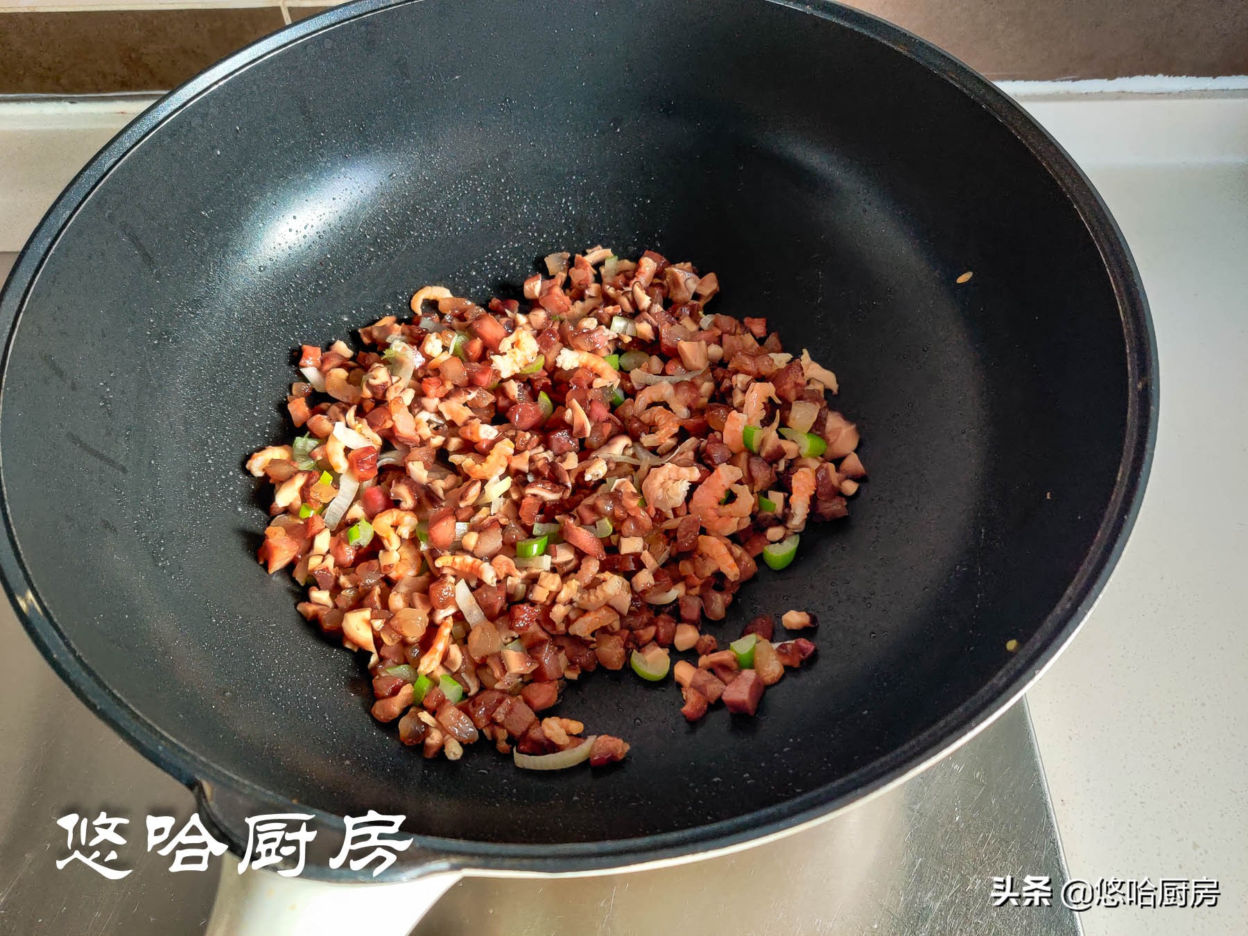 腊味飘香的季节，来一碗油润喷香的炒糯米饭吧，温暖你一整个冬天