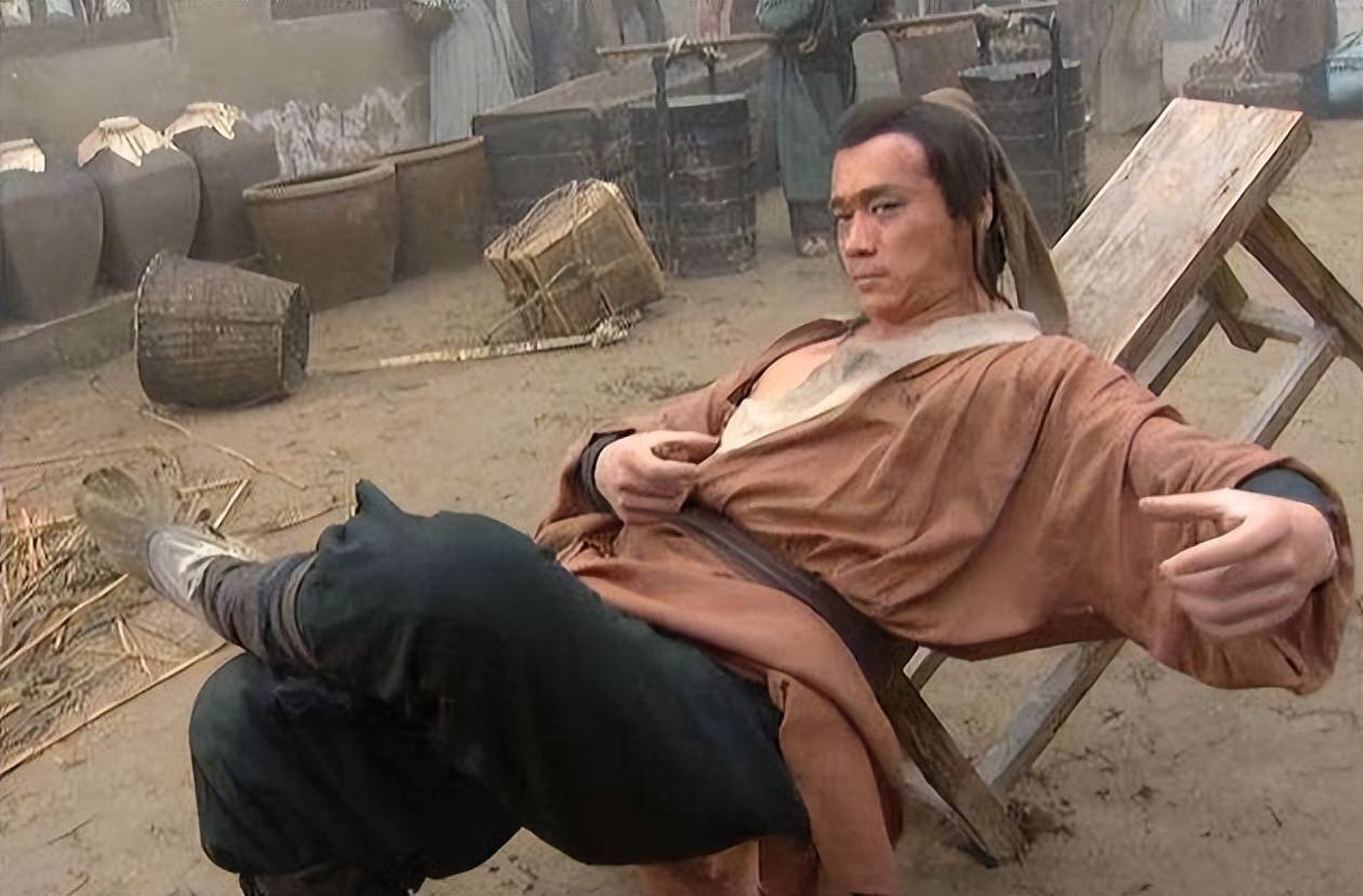 丁海峰用自己超强的功底和独特的演技,将"武松"的特性生动形象地演绎