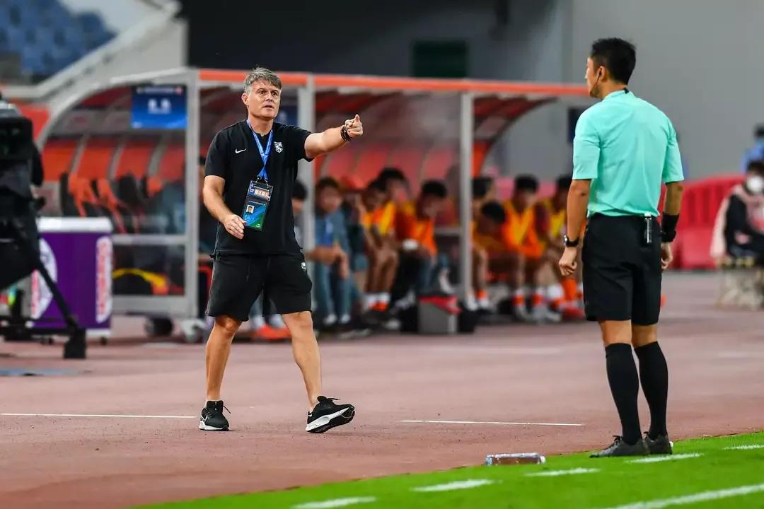 足球比赛教练应该在哪里（国足必须打好翻身仗，主教练在哪里，咱得好好白话白话）
