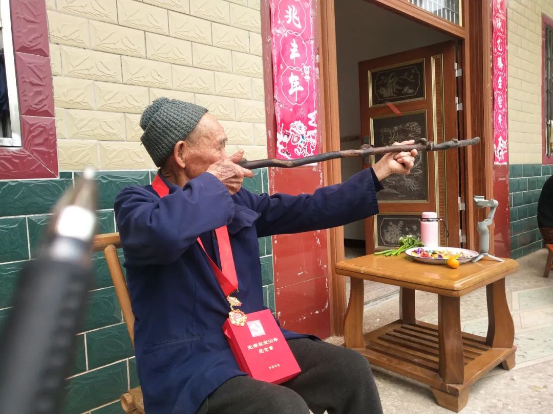 桂林电视台(全州电视台走进此村采访红色故事，不料景色非常迷人)